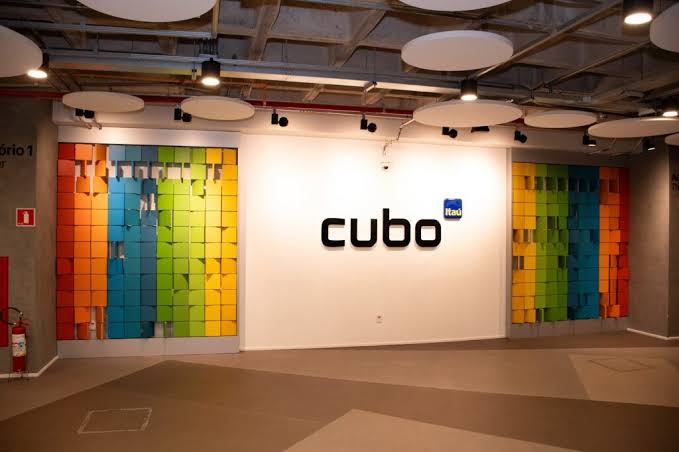Lobby do Cubo Itaú, com a parede colorida e o logo